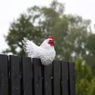 Csirke alakú polyresin kerítés dekoráció, fehér
