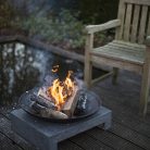 Öntöttvas tűzrakó tál négyzet alakú gránit lapon, 59 cm átmérőjű