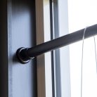 Felszerelhető teleszkópos dekorációs rúd, fekete, 71-116 cm
