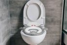 Wc szűkítő ülőke fülekkel puha párnával szürke